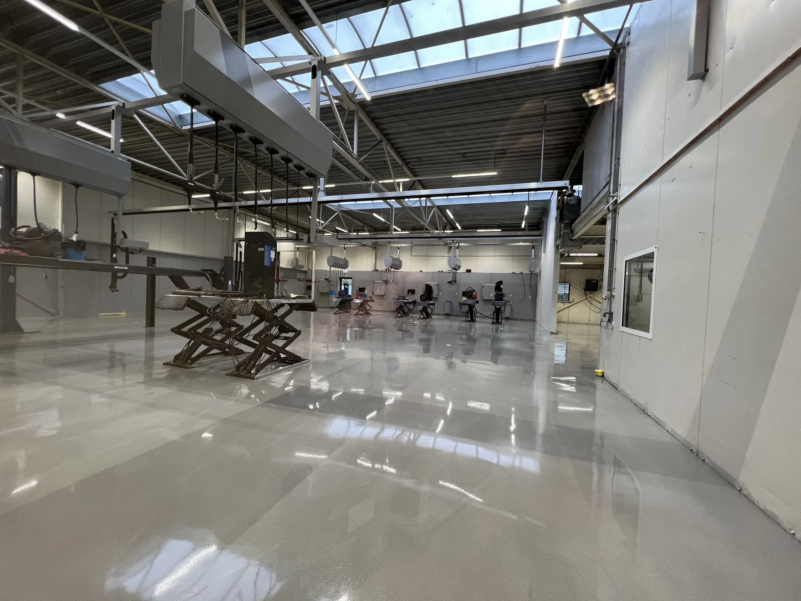 Comforpox 800 SL epoxy gietvloer in de werkplaats van de Volvo-garage in Zoetermeer, circa 700 m², detail 2