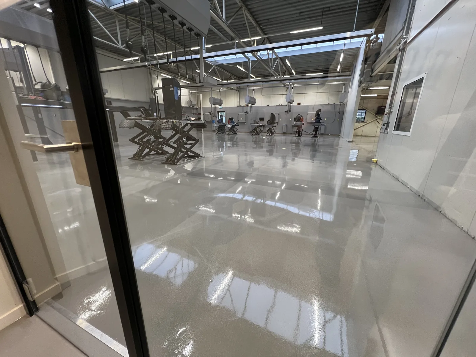 Comforpox 800 SL epoxy gietvloer in de werkplaats van de Volvo-garage in Zoetermeer, circa 700 m², detail 3