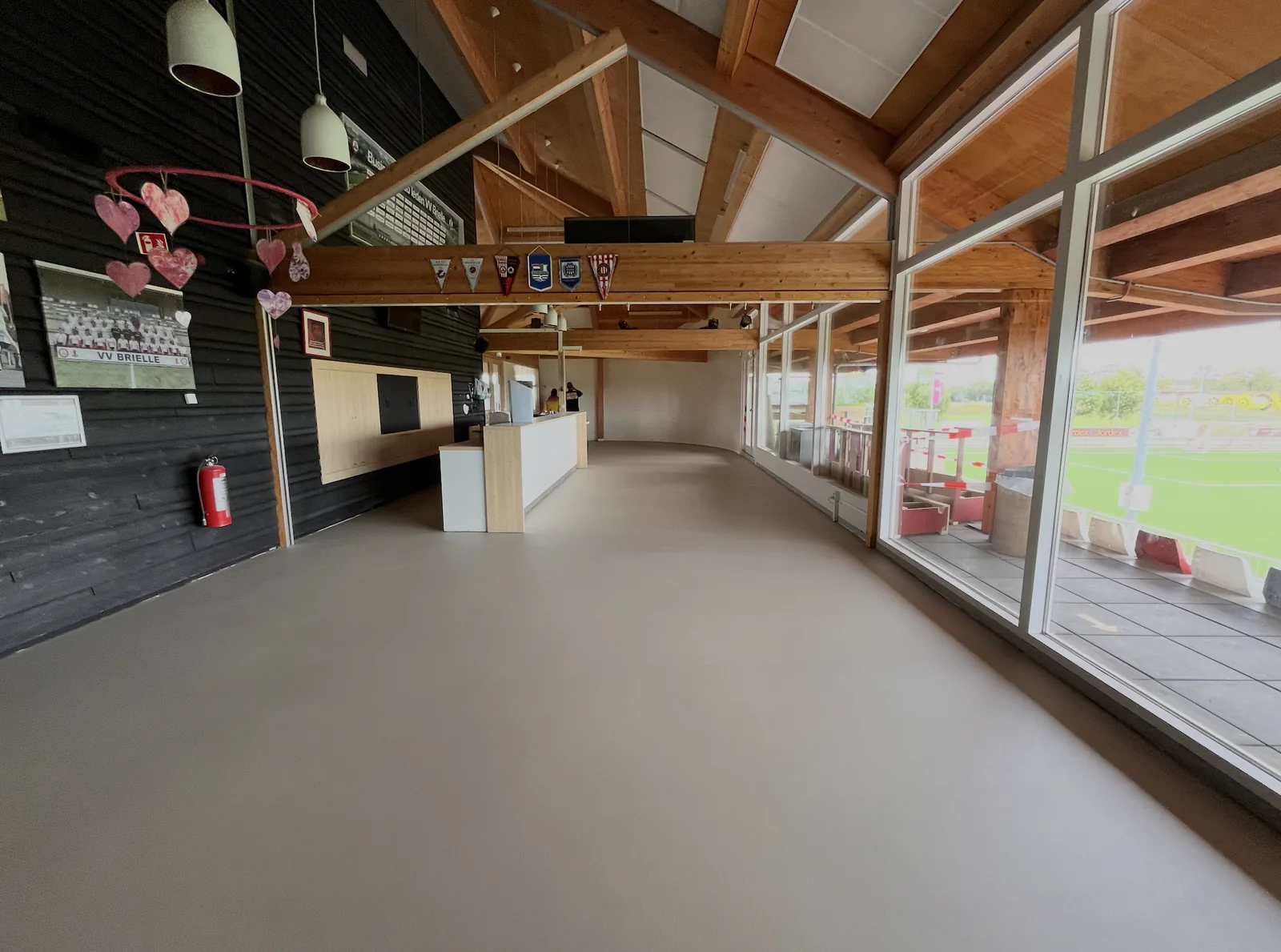 Quartzline Cem Lava gietvloer in de kantine van VV Brielle