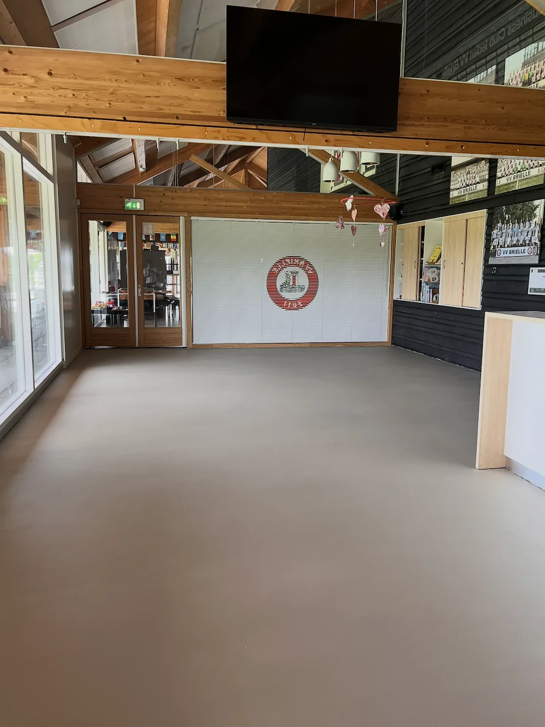 Quartzline Cem Lava gietvloer in de kantine van VV Brielle, detail 1