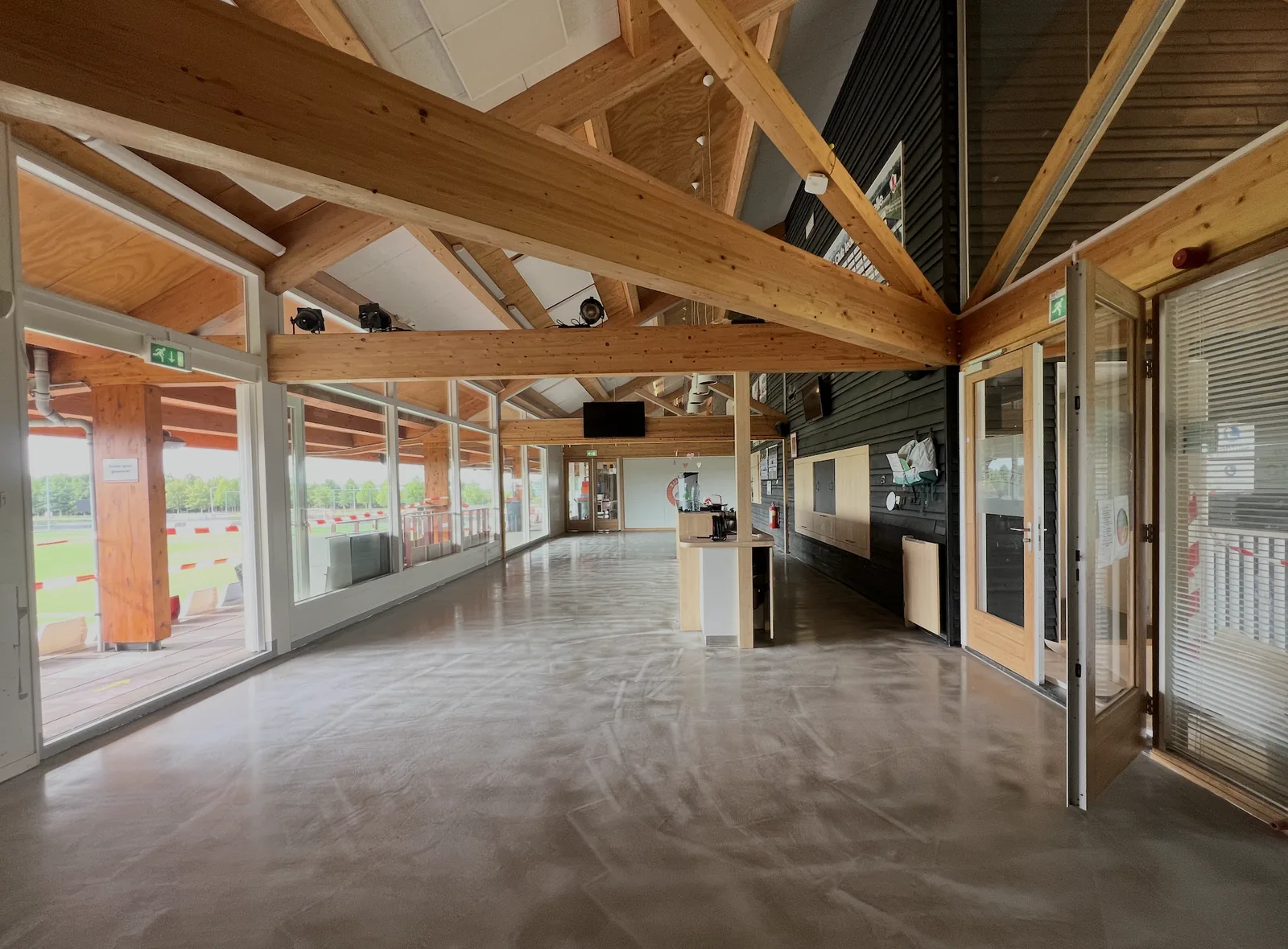 Quartzline Cem Lava gietvloer in de kantine van VV Brielle, detail 2