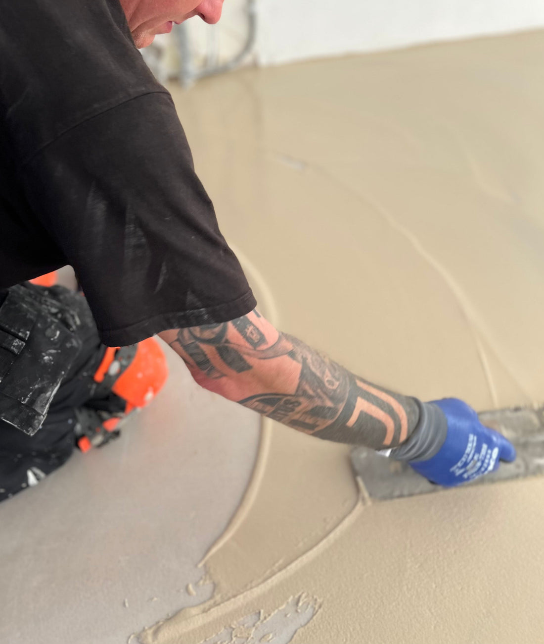 Zandkleur gietvloer: warme rust en tijdloze elegantie in uw woning