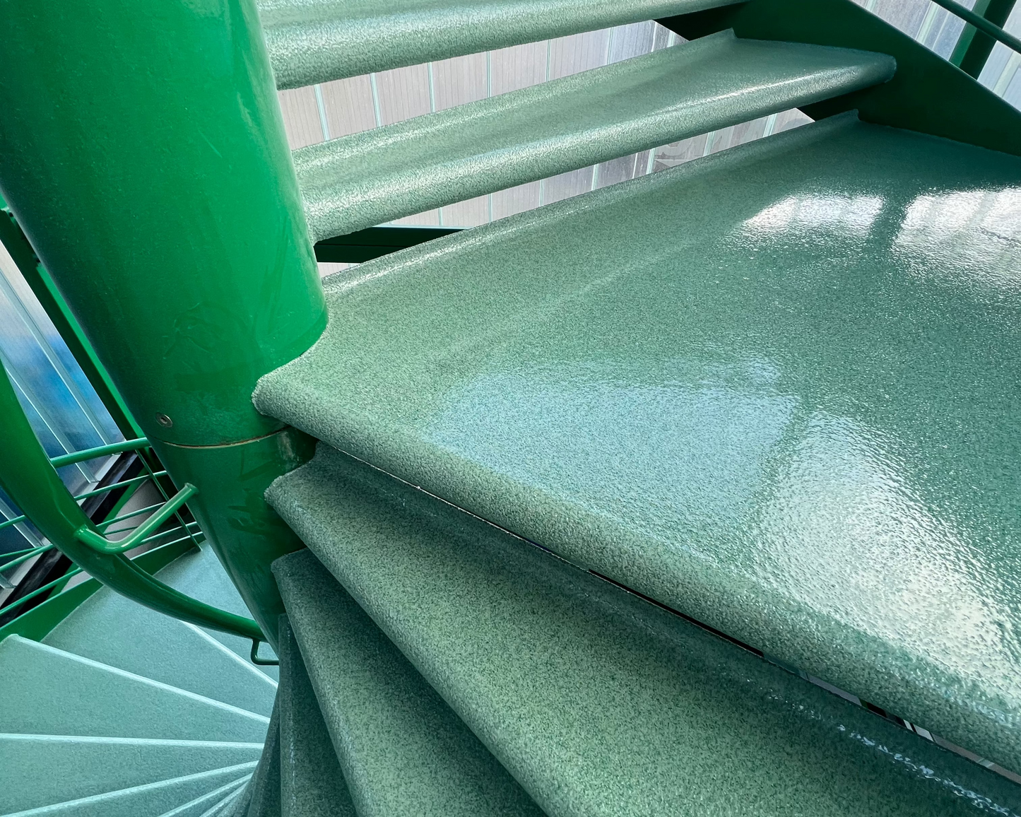 Trapafwerking Stalen/Metalen Trappen met Completec QCF