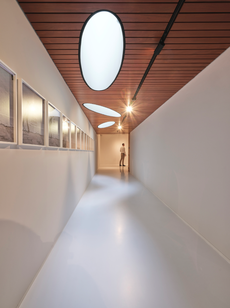 Moderne lange hal met witte gietvloer