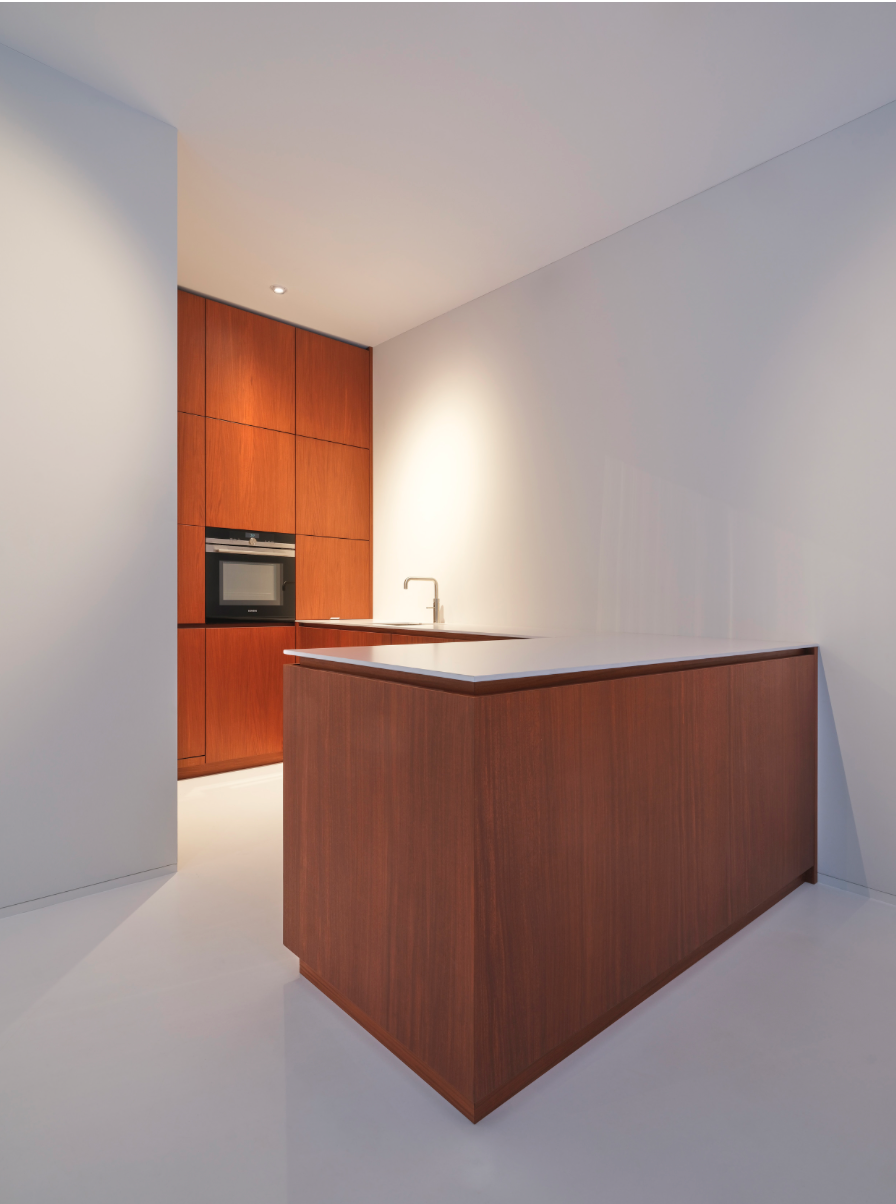 Witte gietvloer in een moderne keuken