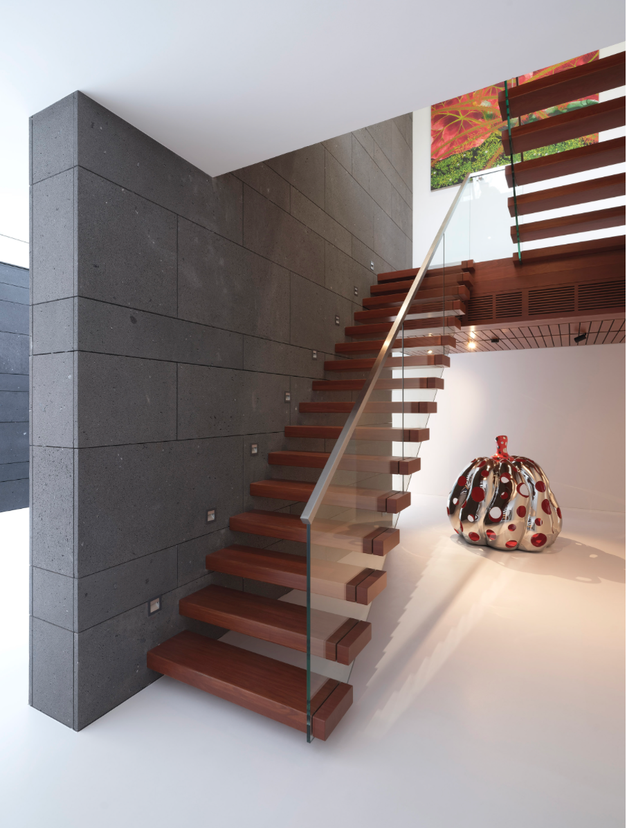 moderne trap met witte gietvloer