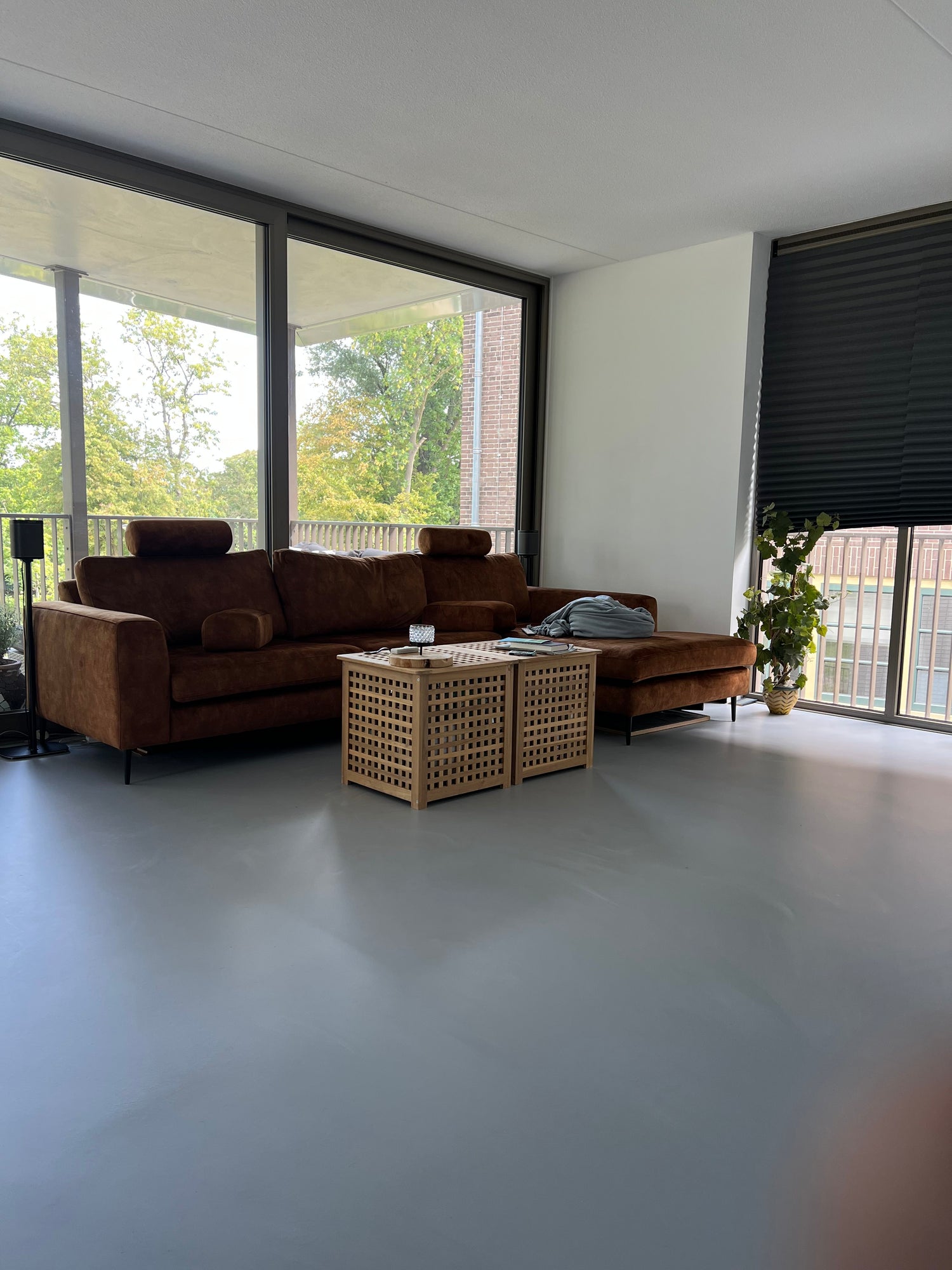 grijze betonlook gietvloer in woonkamer